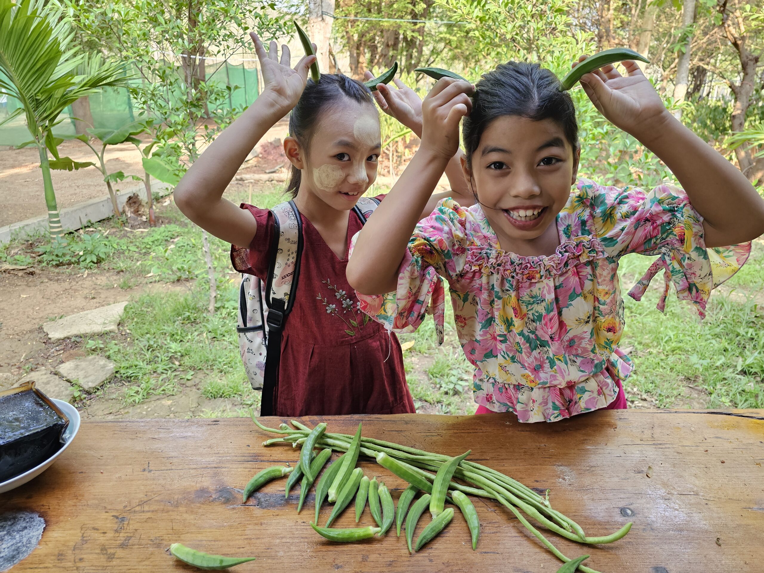 smiling girls with vegetables